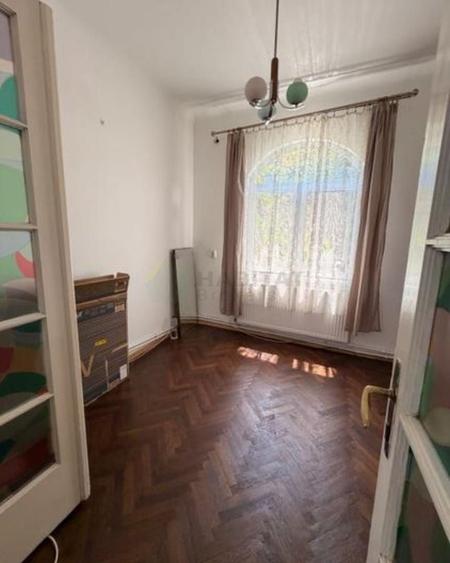 Casă individuală cu 7 camere cu Canalizare în Domenii