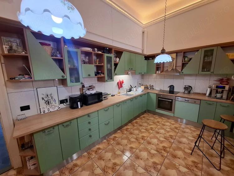 Apartament cu 3 camere semidecomandat în Central