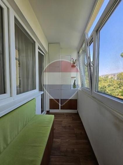 Apartament cu 3 camere semidecomandat, mobilat în Podu Roș