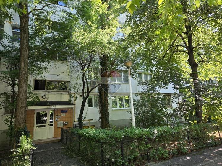 Apartament cu 3 camere decomandat, mobilat în Brâncoveanu