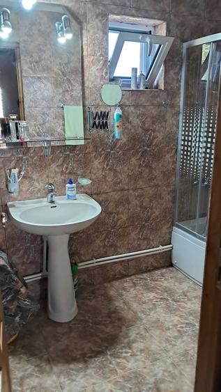 Casă cu 4 camere în Lupești
