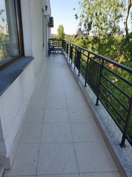 Apartament cu 3 camere semidecomandat în Sisești