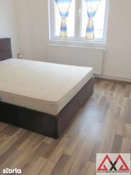 Apartament cu 4 camere semidecomandat în Berceni