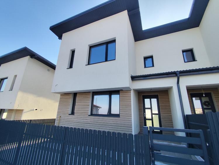 Duplex cu 4 camere cu Canalizare în Popas Păcurari