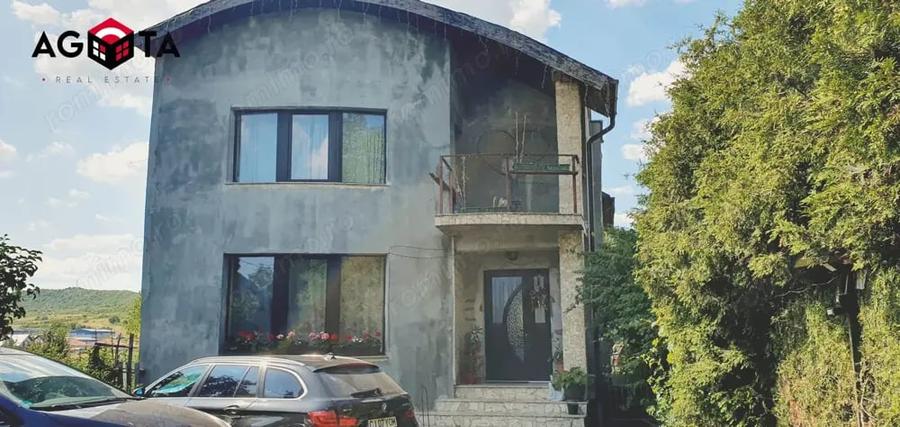 Casă cu 5 camere cu Teren 733 Mp în Luna