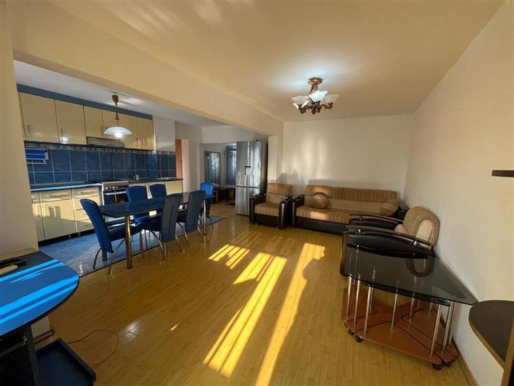Apartament cu 3 camere decomandat, mobilat în Est