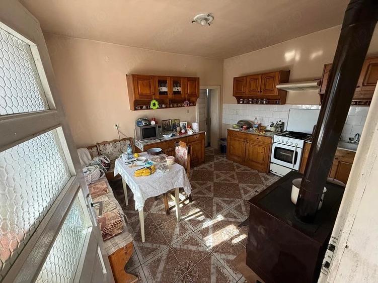 Casă cu 5 camere cu Teren 4000 Mp în Supur
