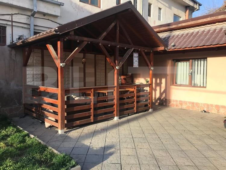 Casă individuală cu 7 camere cu Canalizare în Fieni