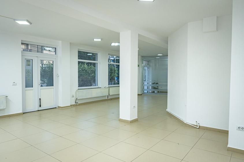 Spațiu comercial, de 58 mp, în Moinești