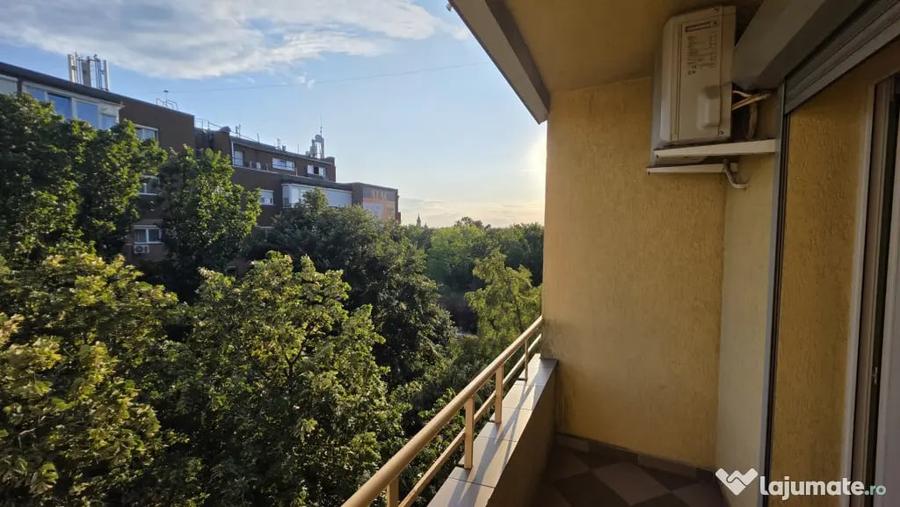 Apartament cu 4 camere decomandat în Complex Studențesc