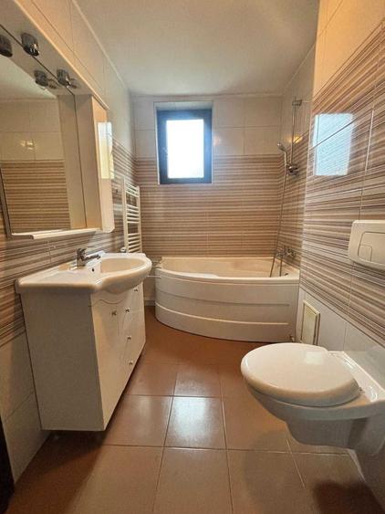 Apartament cu 3 camere decomandat în Tractorul