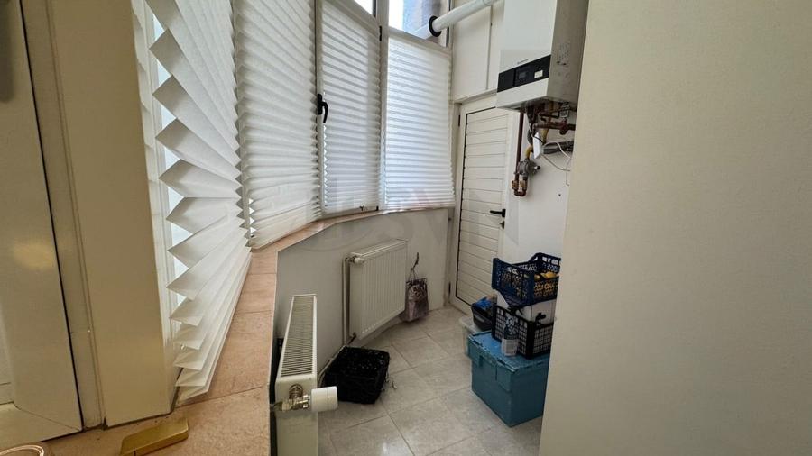 Apartament cu 3 camere semidecomandat, mobilat în Universitate