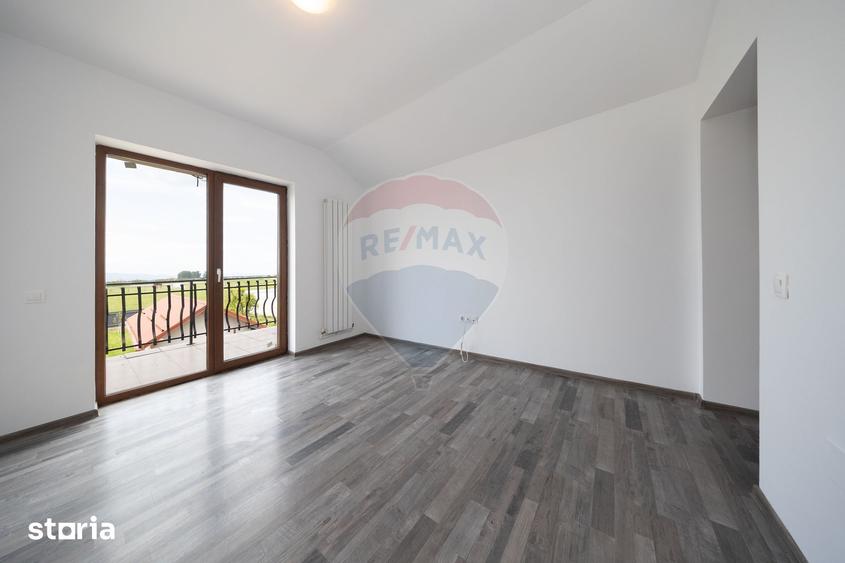 Casă cu 3 camere cu Teren 177 Mp în Sânpetru