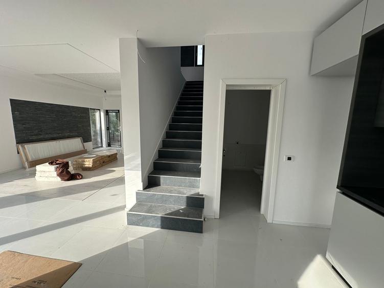 Duplex cu 5 camere cu Canalizare în Exterior Nord