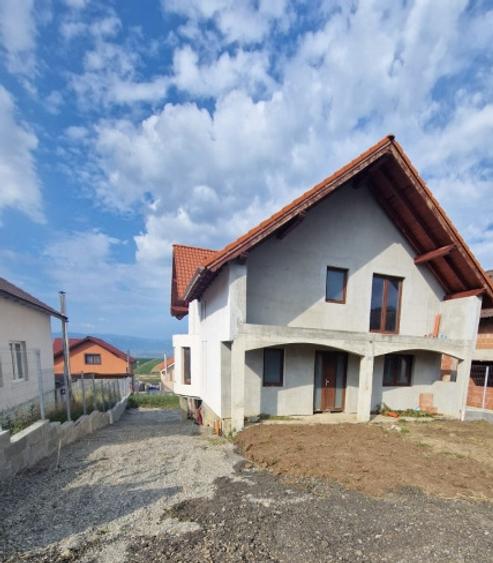 Casă cu 5 camere cu Teren 500 Mp în Șura Mare
