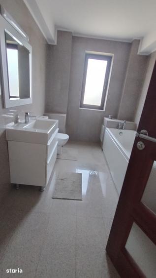 Casă cu 6 camere cu Teren 700 Mp în Vitan