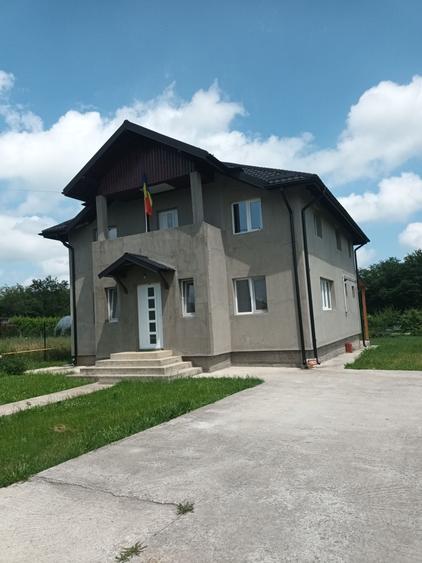 Casă cu 4 camere în Valea Călugărească