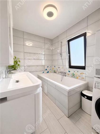 Duplex cu 5 camere cu Canalizare în Cristian