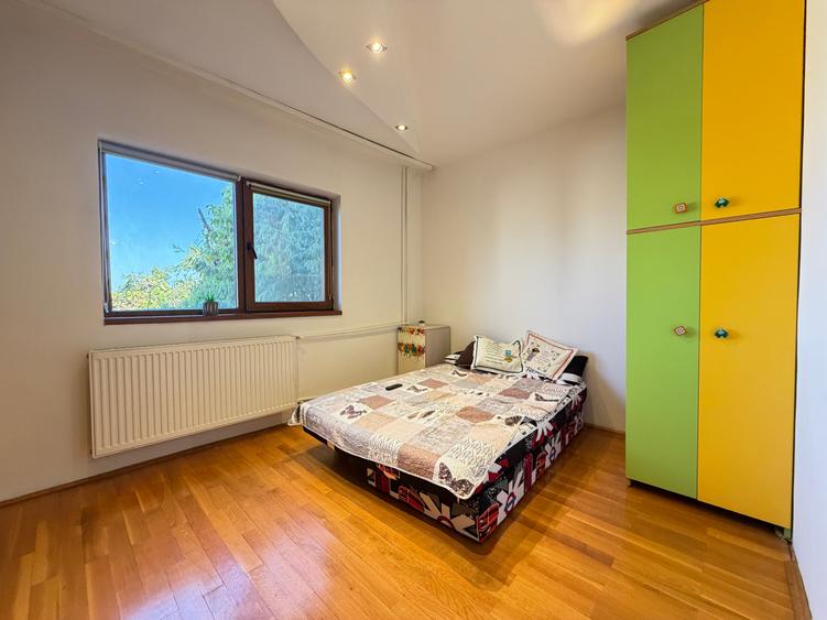Apartament cu 3 camere semidecomandat în Girocului