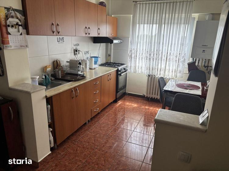 Apartament cu 3 camere semidecomandat în Soarelui