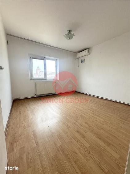 Apartament cu 4 camere decomandat în Km 4