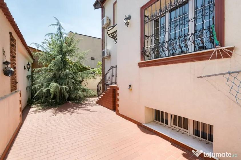 Casă cu 7 camere cu Teren 280 Mp în 1 Mai
