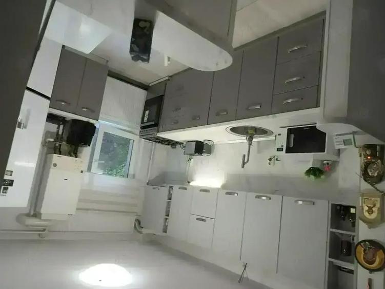Apartament cu 3 camere decomandat în Noua
