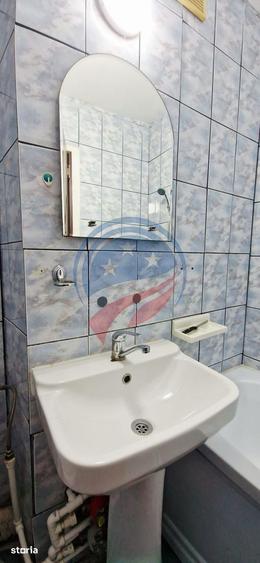 Apartament cu 3 camere semidecomandat în Craiovița Nouă
