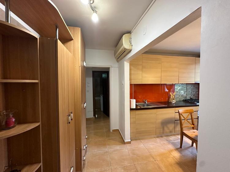 Apartament cu 4 camere decomandat în Titan