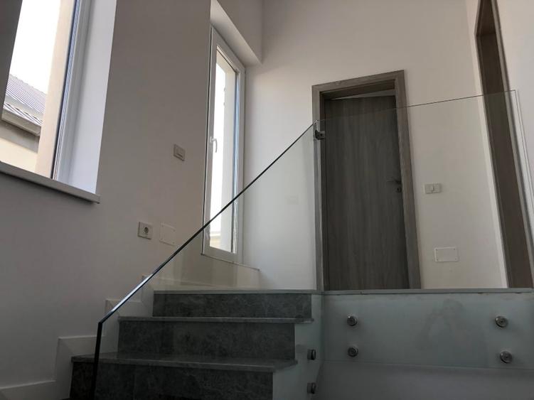 Duplex cu 5 camere cu Canalizare în Central
