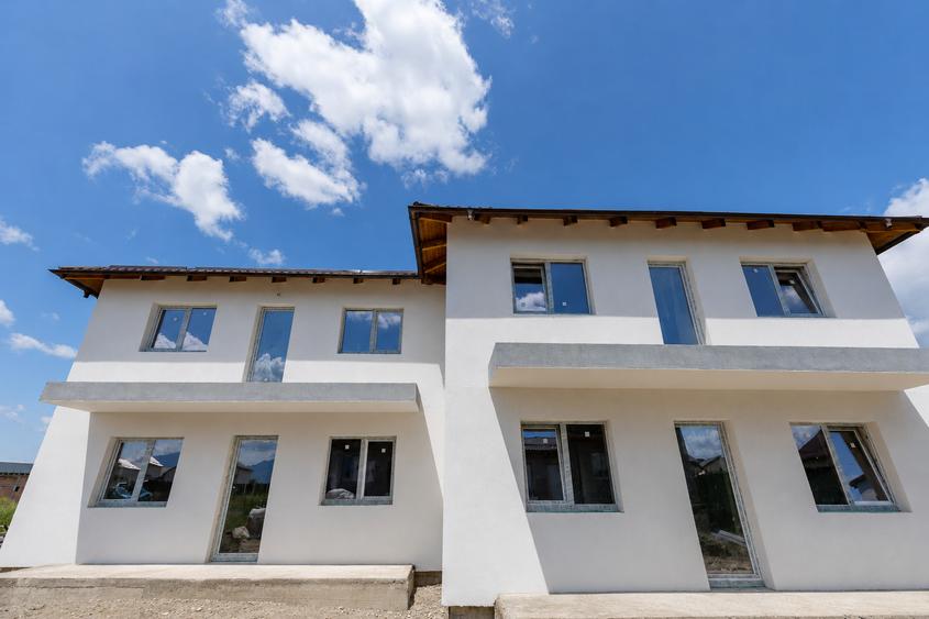 Duplex cu 4 camere cu Canalizare în Sânpetru
