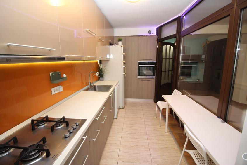 Apartament cu 4 camere semidecomandat în Titan