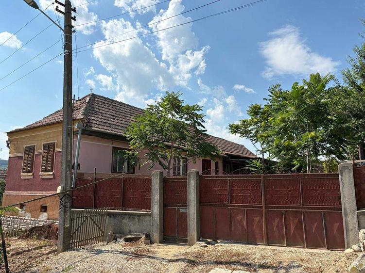 Casă cu 4 camere în Cut