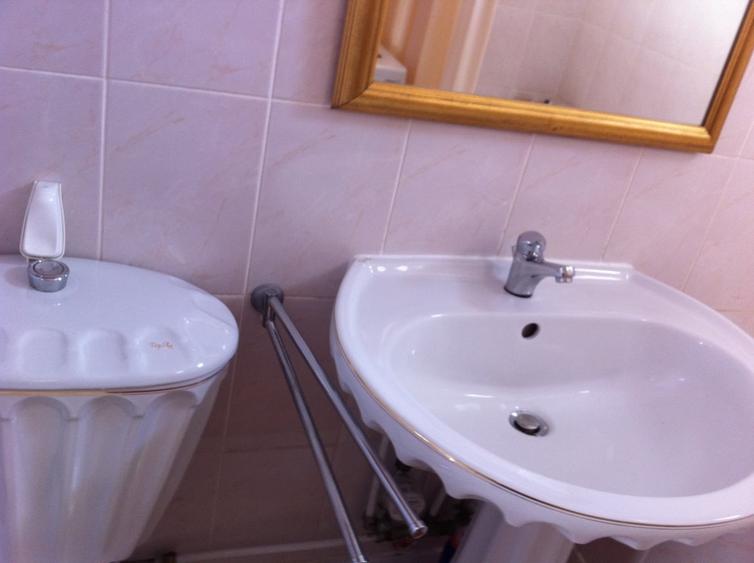Apartament cu 3 camere semidecomandat în Crângași