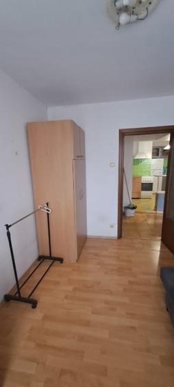 Apartament cu 3 camere semidecomandat, mobilat în Obor