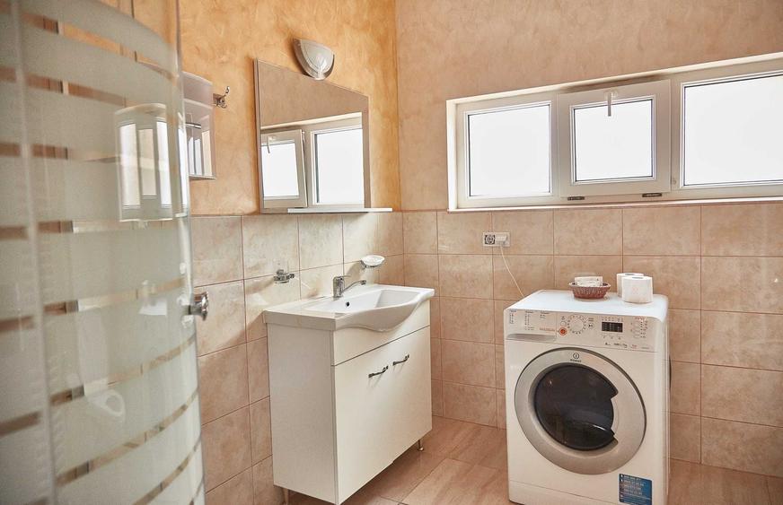 Apartament cu 4 camere decomandat în Faleza Nord