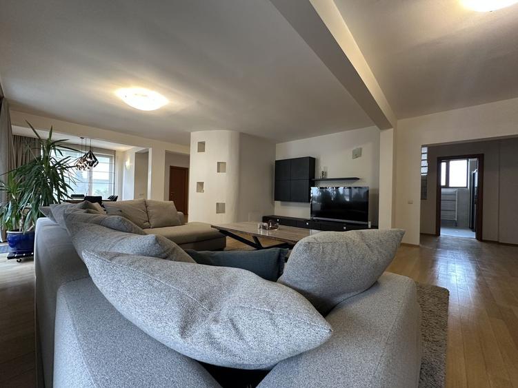 Apartament cu 4 camere decomandat, mobilat în Herăstrău
