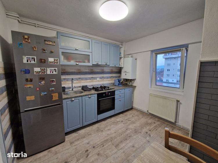 Apartament cu 3 camere semidecomandat în Turnișor