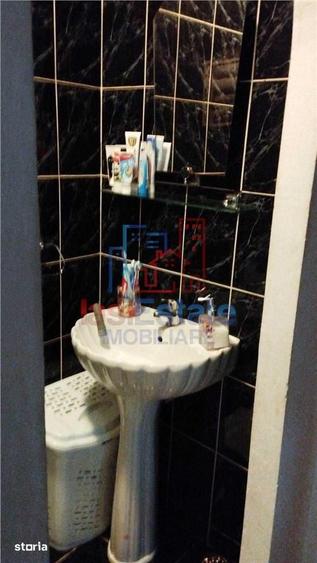 Apartament cu 3 camere semidecomandat în Podu Roș