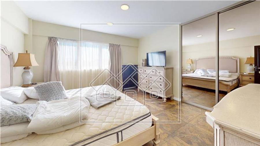 Penthouse cu 4 camere semidecomandat în Mihai Viteazul