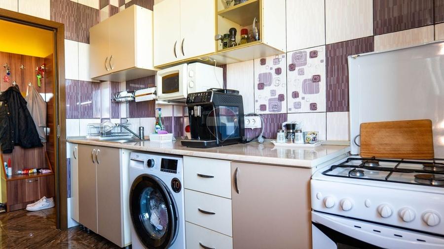 Apartament cu 3 camere semidecomandat, mobilat în Ștefan cel Mare