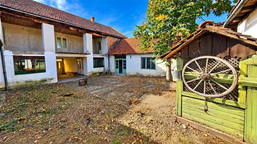 Casă cu 12 camere cu Teren 944 Mp în Comorâște