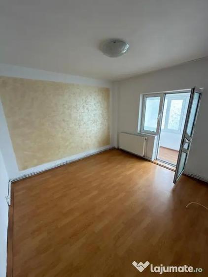 Apartament cu 3 camere decomandat în Balta Albă