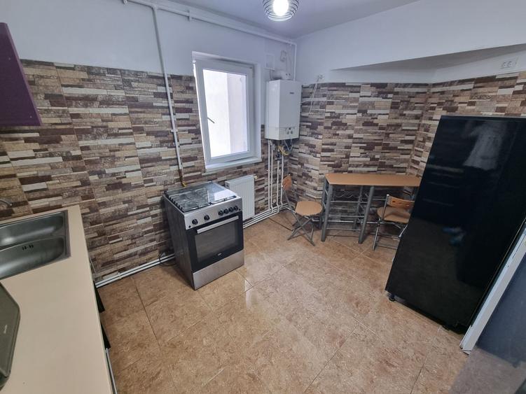 Apartament cu 3 camere decomandat, mobilat în Trocadero