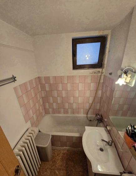 Apartament cu 3 camere semidecomandat în Giulești