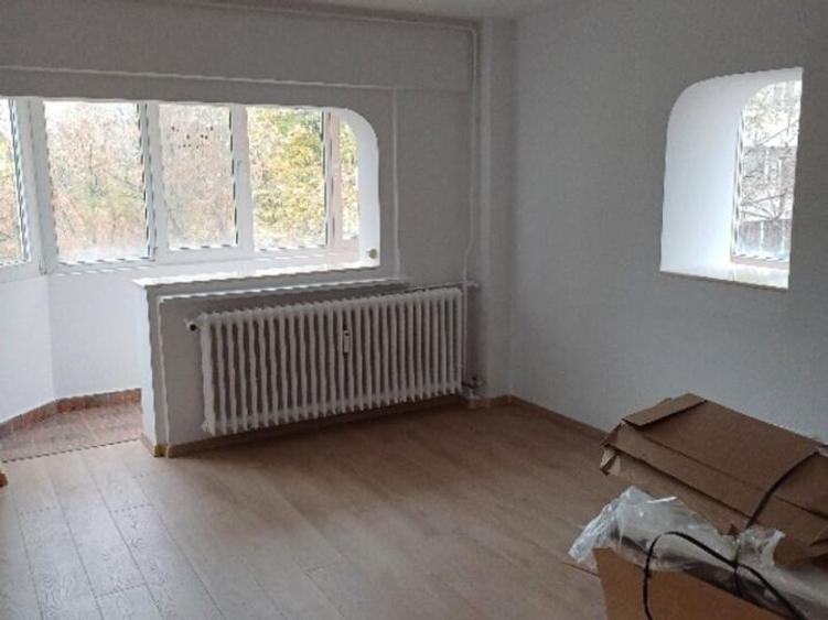 Apartament cu 4 camere decomandat în Primăverii