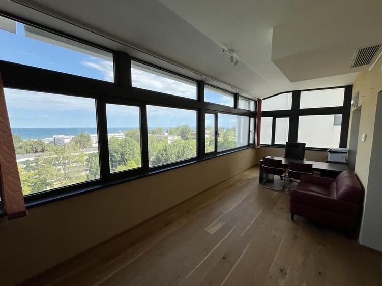 Penthouse cu 6 camere decomandat, mobilat în Central