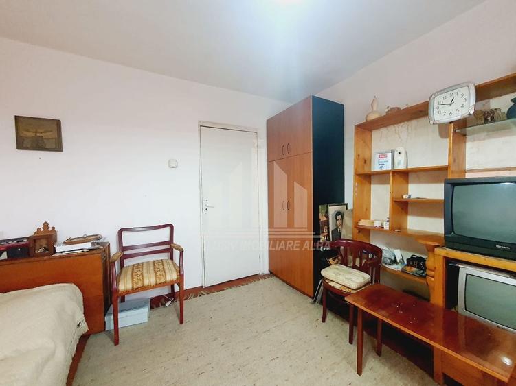 Apartament cu 3 camere decomandat în Cetate