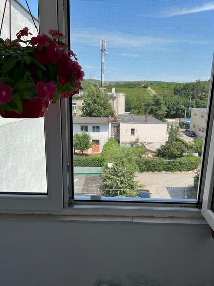 Apartament cu 3 camere semidecomandat în Valea Călugărească