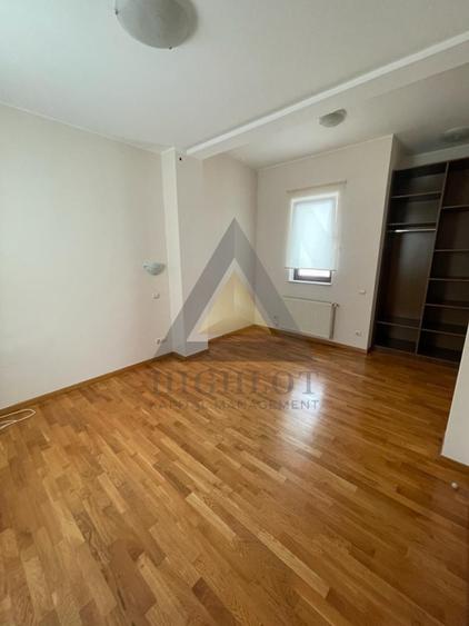 Apartament cu 4 camere decomandat în Clucerului